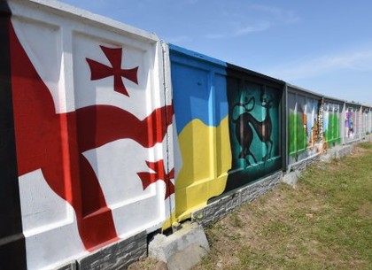 Художники из Грузии и Украины создали в Харькове стену дружбы