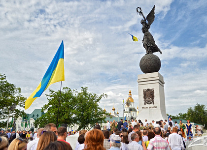 Возложение цветов к памятнику Независимости Украины в Харькове (ФОТО)