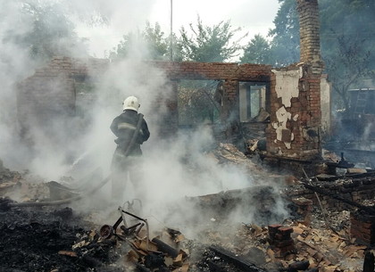 В Красноградском районе тушили сильный пожар (ФОТО)