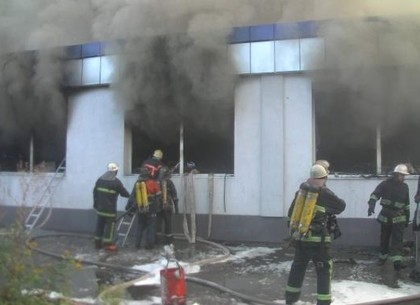 Крупный пожар в Харькове: сгорел швейный цех и магазин, спасатели эвакуировали общежитие (ФОТО)