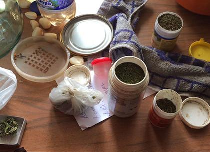 В Харькове копы нашли мужчину, который дома выращивал коноплю и производил наркотики