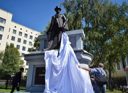 Еще один памятник Бекетову открыли в Харькове (ФОТО)
