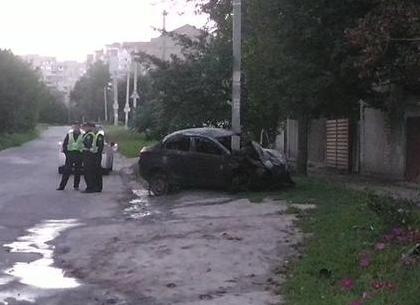 На Холодной Горе пьяный водитель врезался в чужой гараж и превратил машину в факел (ФОТО)