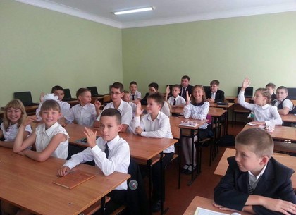 Около 8 тысяч школьников Холодногорского района сели сегодня за парты (ФОТО)