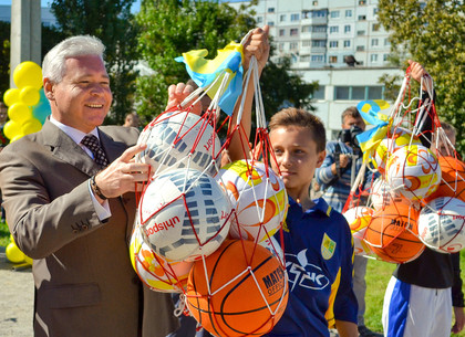Как первый вице-мэр открывал новые стадионы в школах Харькова