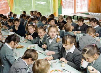 В харьковских школах продолжают бесплатно кормить учеников 1-4 классов