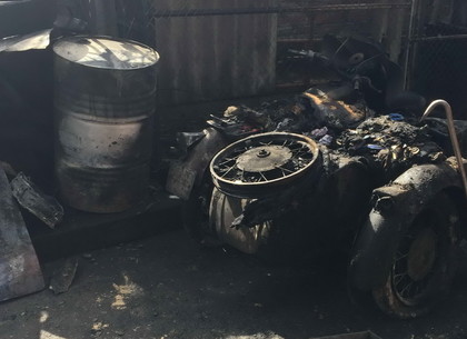 На Харьковщине двоих человек спасали из огня во время пожара в гараже, забитом бензином (ФОТО)
