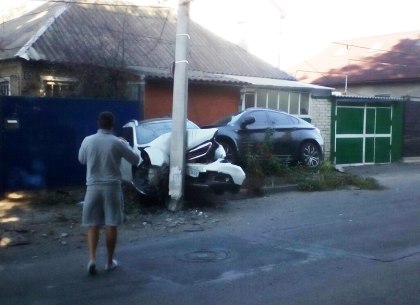 «Салочки» на Алексеевке: припаркованное авто впечатали в столб (ФОТО)