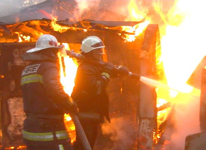 В Московском районе спасатели тушили сильный пожар в гаражах (ФОТО, ВИДЕО)