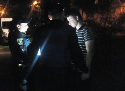 В Харькове пьяный мужчина угрожал разбитой бутылкой детям (ФОТО)