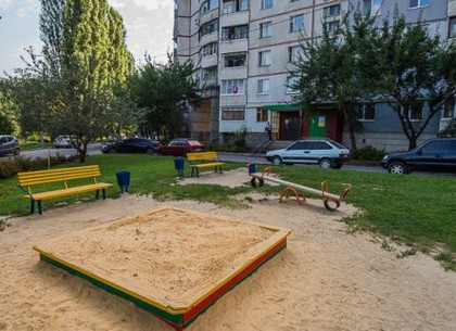 В Харькове продолжают благоустраивать дворы (ФОТО)