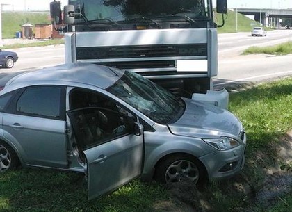 На окружной грузовик влетел в иномарку: три человека госпитализированы (ФОТО)