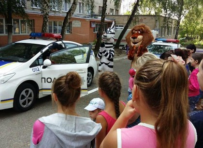 Харьковские патрульные посетили областную детскую больницу