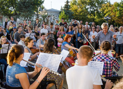 Репетиция симфонического оркестра «Слобожанский» на площади Архитекторов в Харькове