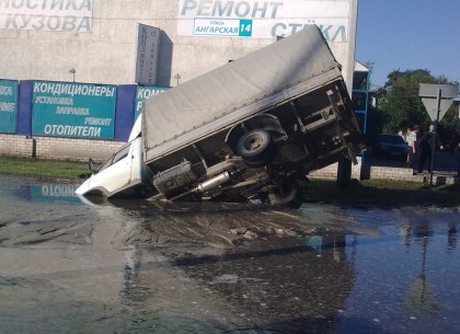 Коммунальщики ликвидировали аварию водопровода на улице, где под землю провалился грузовик (ФОТО)