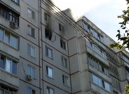 На Северной Салтовке во время пожара в многоэтажке эвакуировали девять человек (ФОТО)