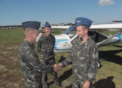 Харьковские курсанты-летчики успешно завершили первую летную практику (ФОТО)