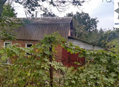 Харьковские копы задержали мужчину, который пытался разобрать крышу и проникнуть в чужой дом