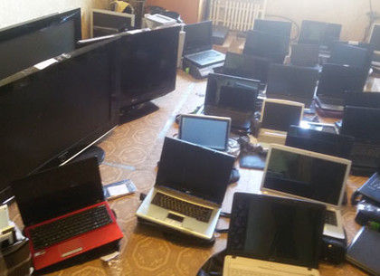 В Харькове в квартире домушника нашли десятки ворованных ноутбуков (ФОТО)