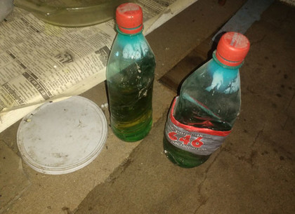 На Харьковщине мужчина хранил бутылки с наркотиками