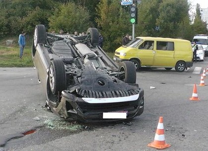 ДТП на Салтовке: Volkswagen перевернул Toyota (ФОТО)