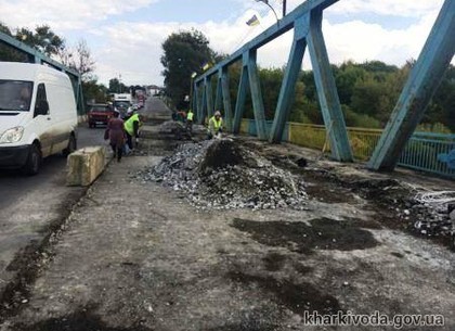 В Изюме начали ремонтировать мост