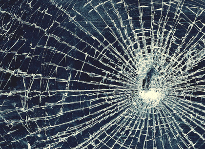 Харьковчанин разбил головой окно в полицейской машине