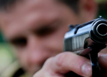 В Немышлянском районе мужчина устроил стрельбу посреди улицы