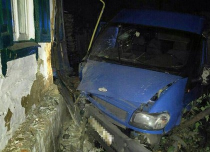 В Харькове нетрезвый водитель врезался в дом (ФОТО)