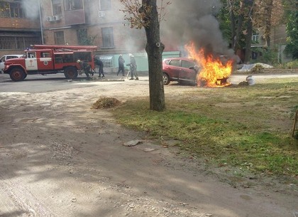В Харькове сгорел очередной автомобиль (ФОТО)