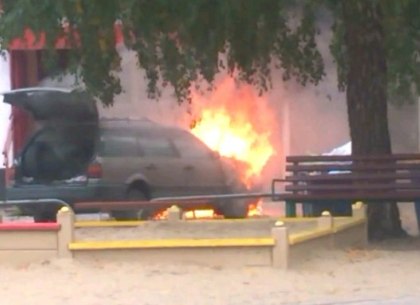 Днем на Салтовке горел автомобиль (ФОТО)