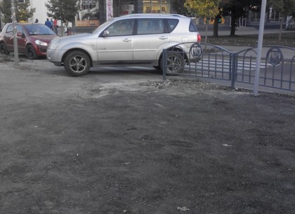 Жители Алексеевки жалуются на автохамов, заезжающих на парковку прямо по пешеходному переходу (ФОТО)