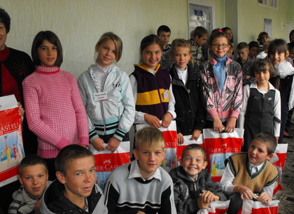 Харьковские таможенники приехали к подшефным с подарками