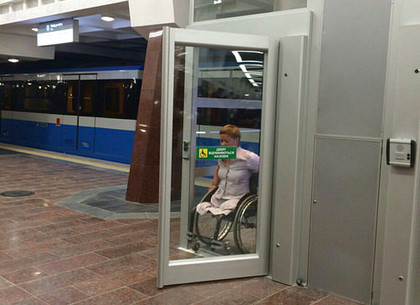 Харьковчане просят мэрию установить подъемники для людей с инвалидностью на всех станциях метро