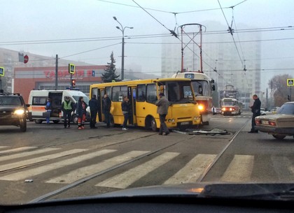 На пересечении Гагарина и Молочной столкнулись трамвай и маршрутка (ФОТО)