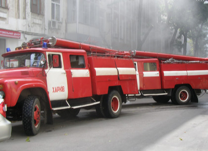На Алексеевке спасатели вынесли мужчину из горящей квартиры (ФОТО)
