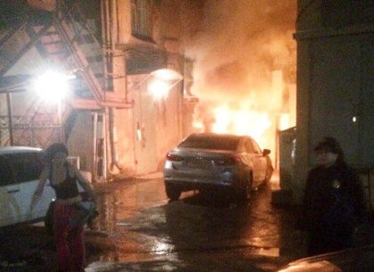 В полночь на центральной улице Харькова вспыхнул автомобиль (ФОТО)