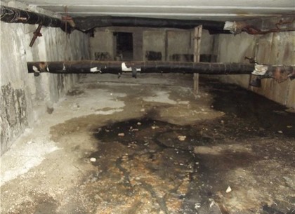 Слесарь «Харьковских тепловых сетей» украл мешки с цементом из подвала многоэтажки