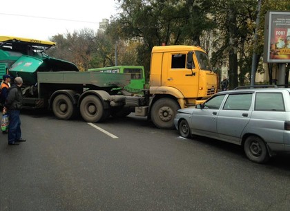 На Московском проспекте ДТП с КамАЗом перегородило дорогу