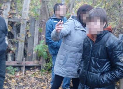 Копы поймали наркоманов в саду (ФОТО)