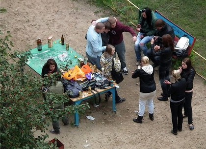 На Южнопроектной алкоголики не дают детям играть на детской площадке, - харьковчане