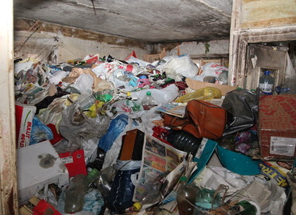 Жители Салтовки жалуются на соседку, превратившую квартиру в свалку