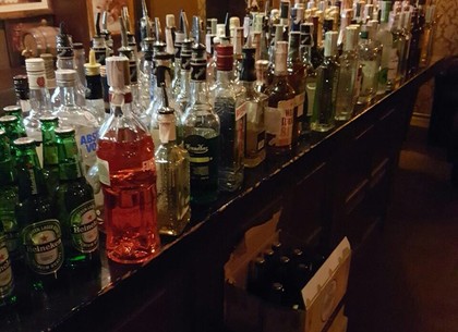 На Холодной Горе торговали алкоголем без лицензии, но с размахом (ФОТО)