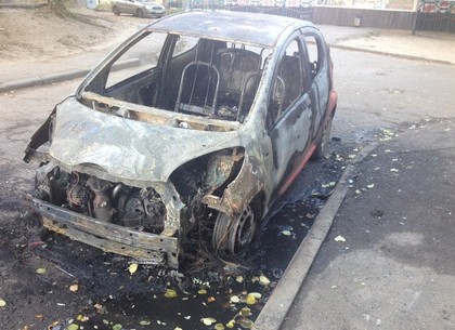 Ночью на Залютино сгорело два автомобиля (ФОТО)
