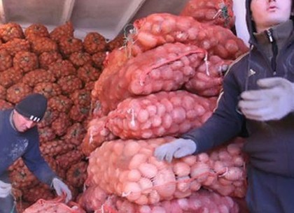 На Уборевича продавцы картошки перекрывают фурой въезд во двор, - харьковчане