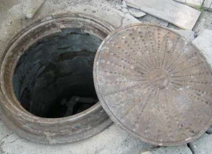 На Харьковщине сын нашел мертвого отца в канализационной яме