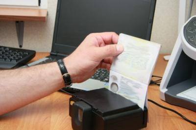 Харьковские пограничники обнаружили харьковчанку с переклеенным фото в паспорте