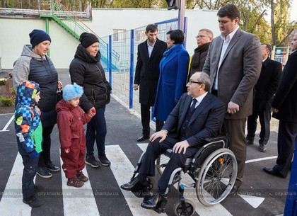 В Харькове продолжают устанавливать детские и спортивные площадки