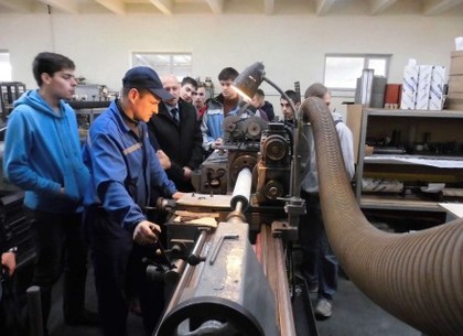 В Украине дефицит сварщиков, сантехников, трактористов и швей