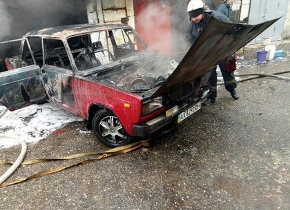 На Салтовке в гараже загорелись «Жигули» (ФОТО)
